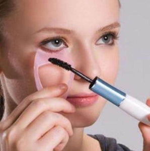 MASCORI : Cet outil vous permet d'appliquer le mascara rapidement et sans effort
